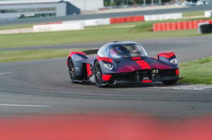 H Aston Martin Valkyrie σπάει το ρεκόρ γύρου στο Silverstone